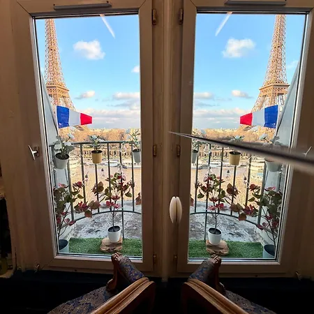 Face A La Tour Eiffel Daire