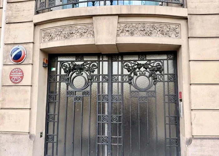 Face A La Tour Eiffel Apartment *